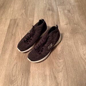 Sketchers memory foam sneakers. Size 6.5